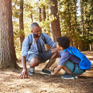Vater und Sohn im Wald