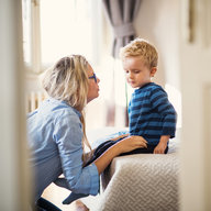 Mutter redet mit traurigem Sohn