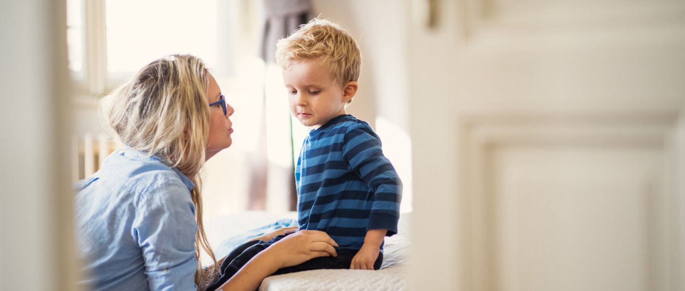 Mutter redet mit traurigem Sohn