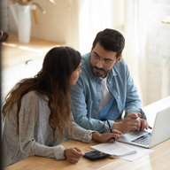 Paar diskutiert seine Finanzen