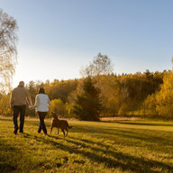 Altes Ehepaar spazieren