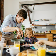 Familienmesse mit Bischof Glettler © iStock Familien isst gemeinsam Frühstück