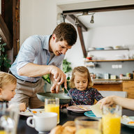 Familien isst gemeinsam Frühstück