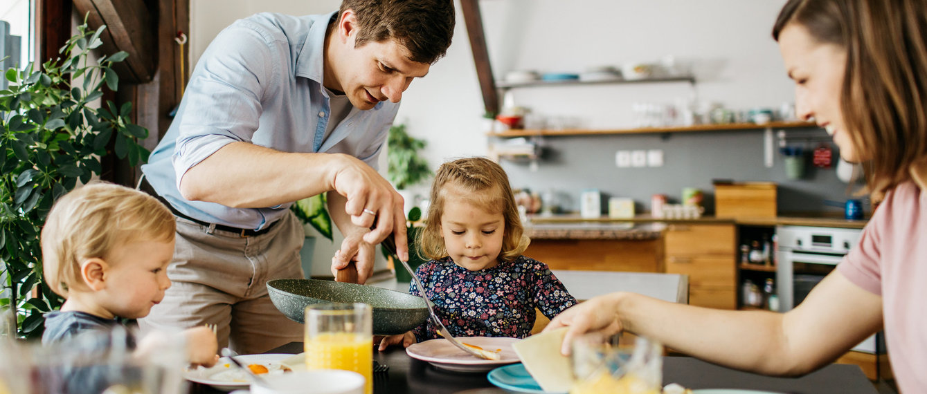 Familien isst gemeinsam Frühstück