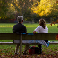 Paar sitzt auf Parkbank