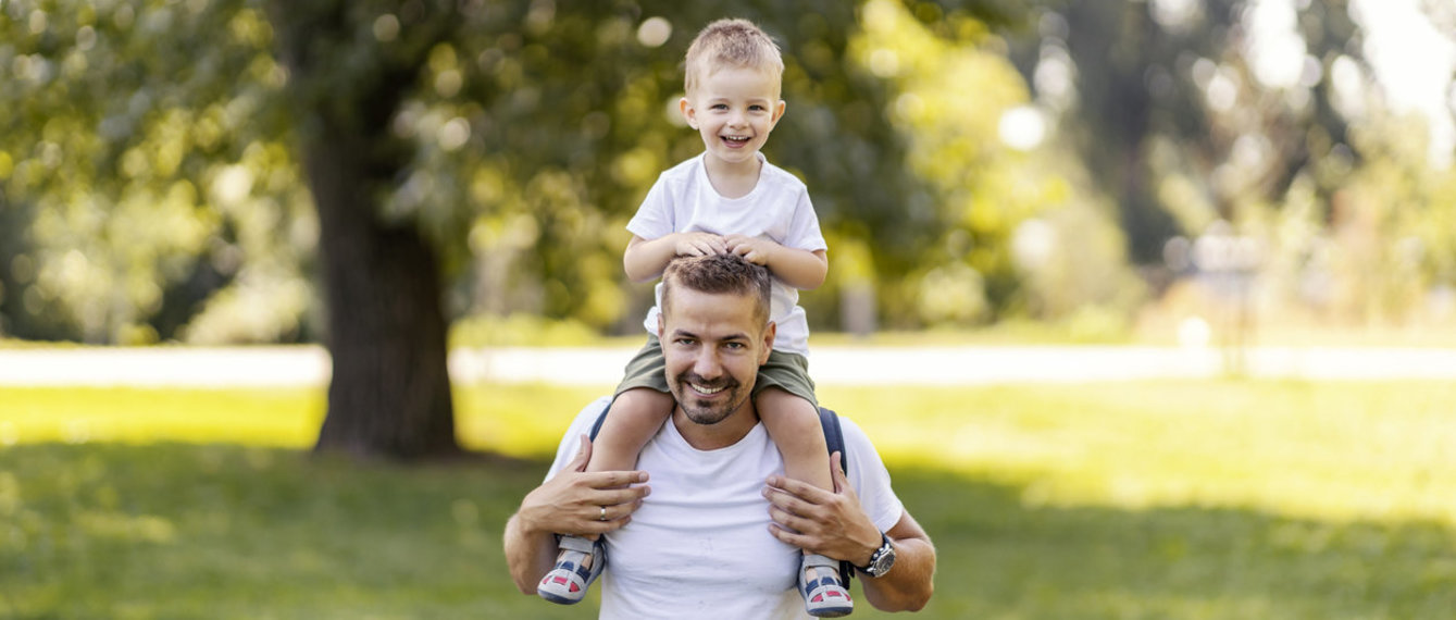 Vater mit Sohn auf den Schultern