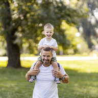 Vater mit Sohn auf den Schultern