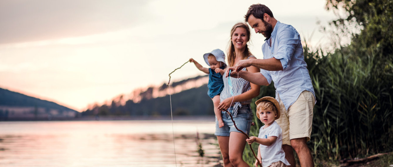 Familie am Fluss beim Angeln