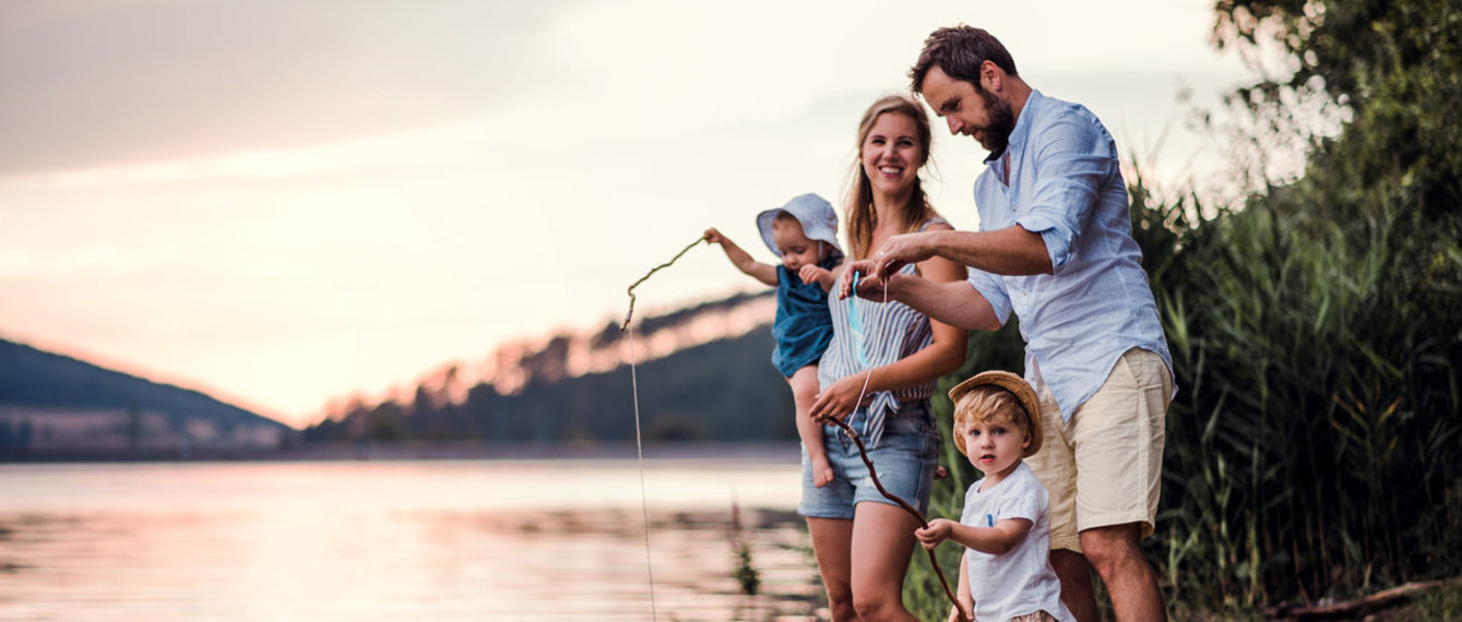 Familie am Fluss beim Angeln