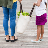 Mutter und Tochter kaufen Lebensmittel ein
