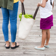 Gut haushalten: 5 Tipps zum Geldsparen in Zeiten von Preissteigerungen © iStock Mutter und Tochter kaufen Lebensmittel ein