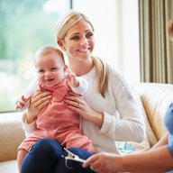 Mutter mit Kind und Elementarpädagogik