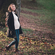 Schwangere Frau geht spazieren