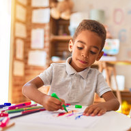 Bub spielt mit Farben