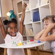 2 Mädchen spielen ein Brettspiel