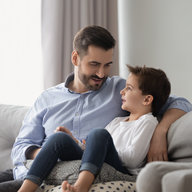 Vater redet mit Sohn