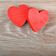 zwei Rote Holz Herzen