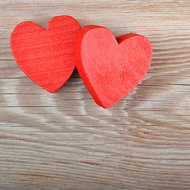 zwei Rote Holz Herzen