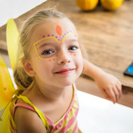 Faschingsparty Zuhause © iStock Kleinkind geschminkt für Fasching