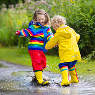 2 Kinder spielen in einer Pfütze