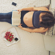 Schwangere Frau liest Buch