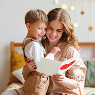 Mutter und Sohn mit Karte