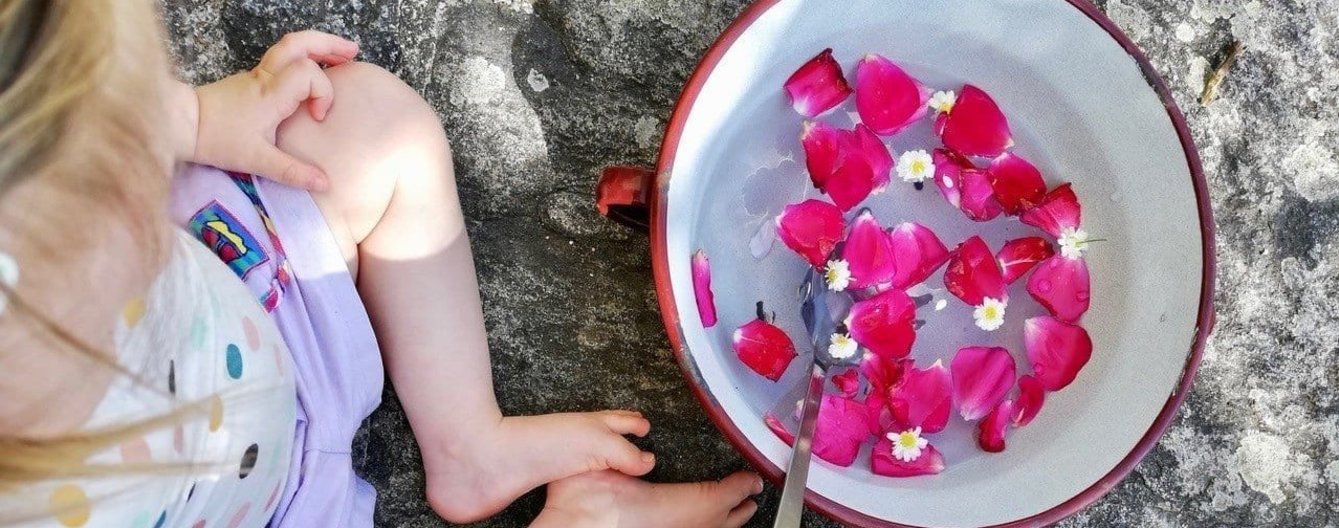 Tipps gegen die Hitze - meinefamilie.at Wasserschüssel mit Blumenblättern