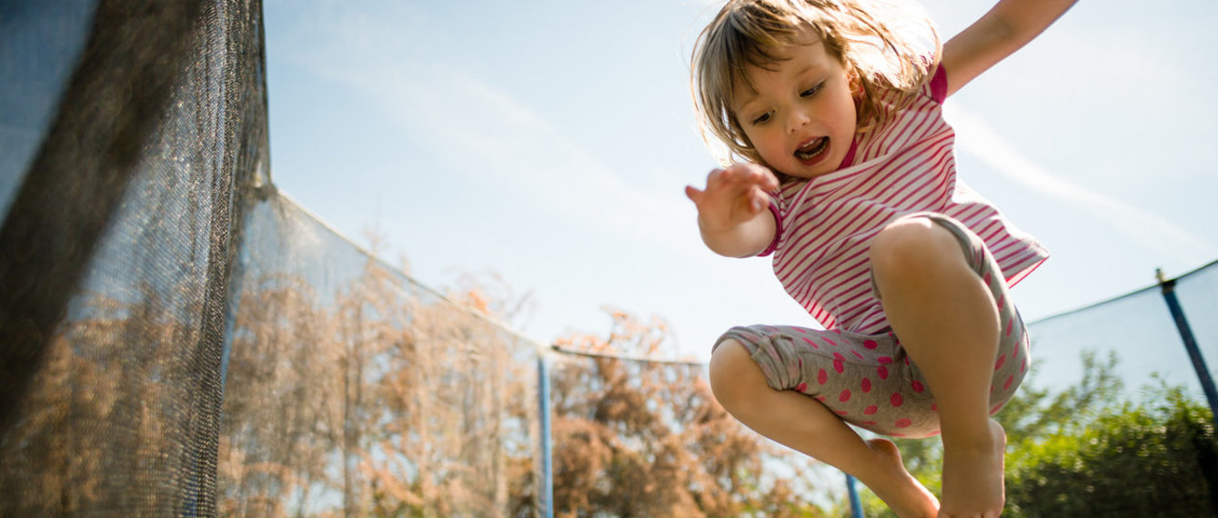 Mädchen auf Trampolin