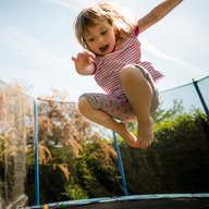 Mädchen auf Trampolin