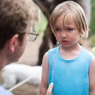 Kleiner Junge wird geschimpft