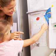 Mutter klebt mit Tochter Sterne auf Wochenplan