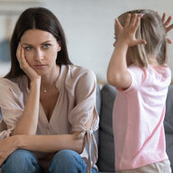 Kind in Trotzphase und genervte Mutter