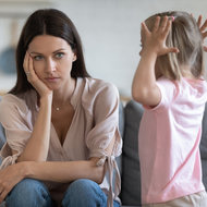 Achtsam durch die Trotzphase: 5 Tipps für den Alltag - meinefamilie.at  Kind in Trotzphase und genervte Mutter