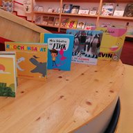 Mehrere Bücher am Tisch