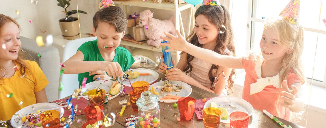 Lockdownabenteuer © iStock Kinder feiern Party mit Lufballons und Essen