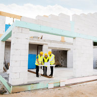 Architekten und Arbeiter auf der Baustelle