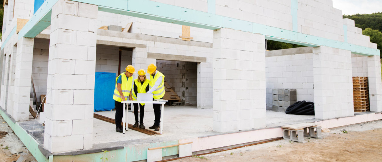 Architekten und Arbeiter auf der Baustelle