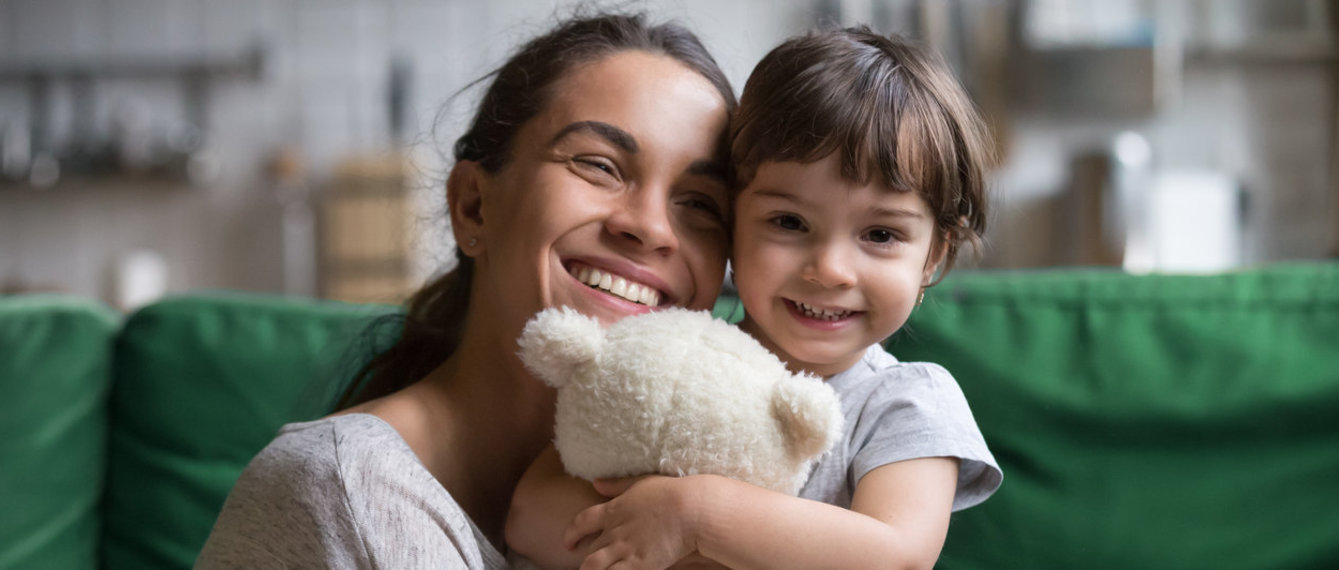 Mutter und Tochter kuscheln