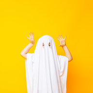 Kind als Gespenst verkleidet