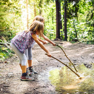 Kinder spielen im Wald