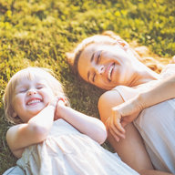 Mutter und Kind lacht