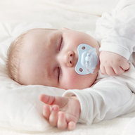 Schlafendes Baby mit Schnuller