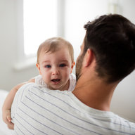 Vater hält Babymädchen im Arm
