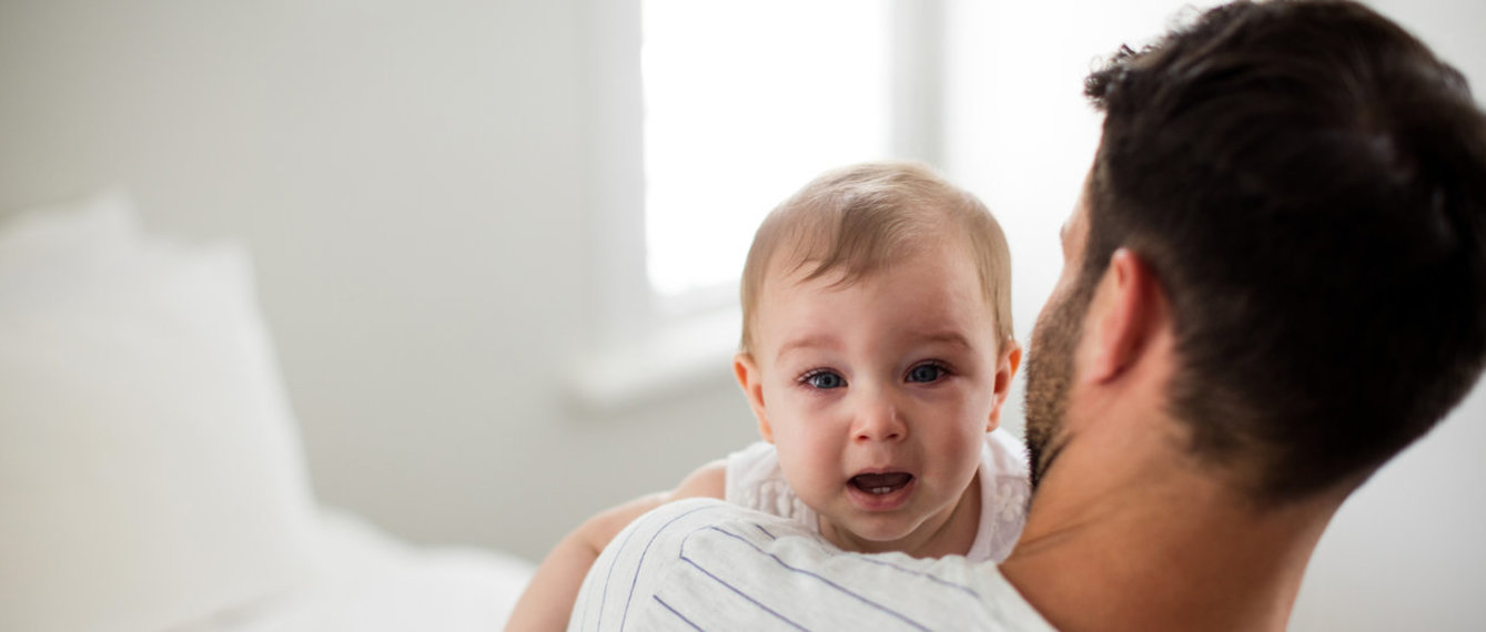 Vater hält Babymädchen im Arm