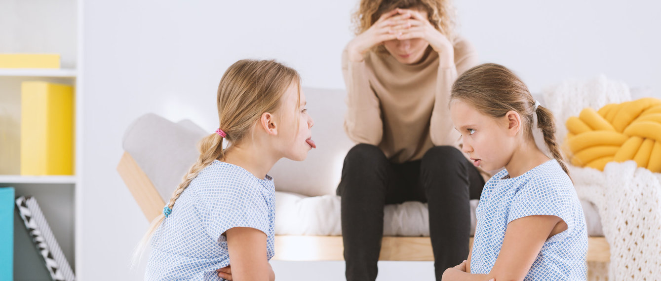 Erschöpfte Mutter und streitende Kinder
