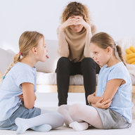 Erschöpfte Mutter und streitende Kinder