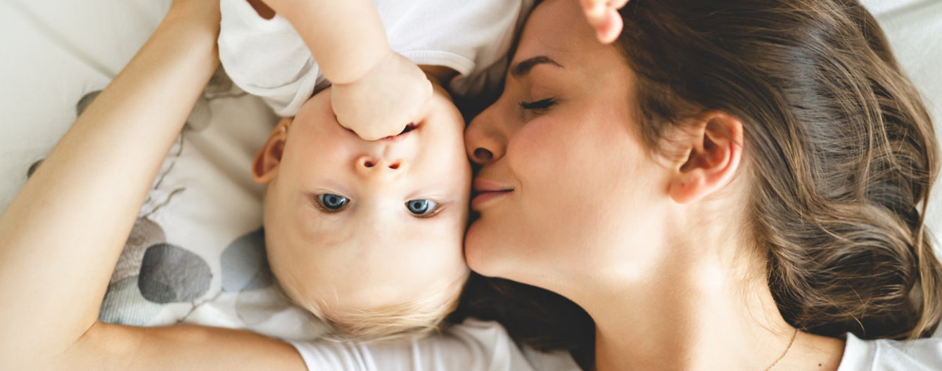 Was brauchen Baby und Mama nach der Geburt? - meinefamilie.at Baby und Mutter im Bett