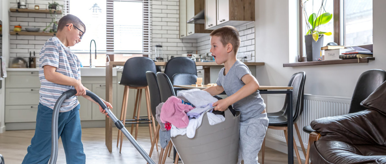 Zwei Buben machen Hausarbeit