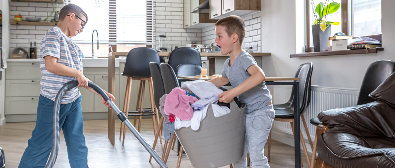 Zwei Buben machen Hausarbeit