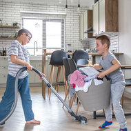 Zwei Buben machen Hausarbeit